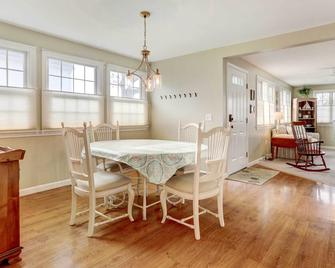 Westerly Retreat ~ 1/4 Mi to Private Beach! - Westerly - Dining room