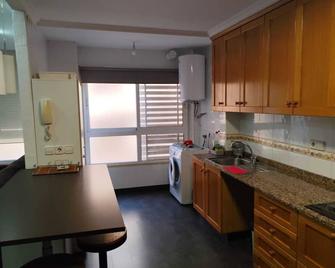 Amplio piso con garaje 3 dormitorios 2 baños - Elche - Kitchen