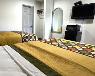 6 Rivers Motel Fortuna near Hwy 101 - Fortuna - Slaapkamer