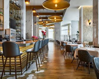 The Circ powered by Sonder | Double Queen Room - Hollywood - Restaurant