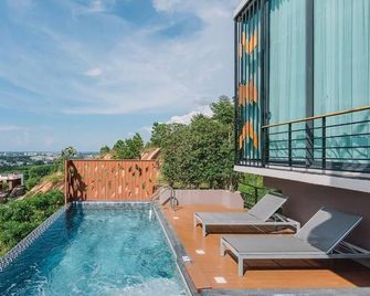 Sky Hill Villa Suratthani - Surat Thani - Zwembad