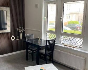 Luxury House in Glasgow – Stylish Comfort with Garden Views and Private parking - Giffnock - Dining room