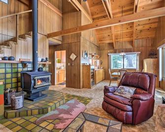 Near Hiking and Skiing Bear Valley Cabin! - Bear Valley - Sala de estar