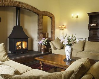 16th Century historical farmhouse, Sleeps 6 in 3 bedrooms, oak panelled lounge - St. Asaph - Huiskamer