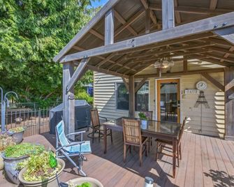 6 bedrooms, Walking distance to airport - SeaTac - Patio