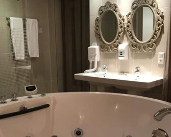 Logis Hôtel restaurant Les Minotiers - Mirepoix - Bathroom