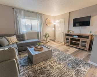 Lake Views, Cozy 2-bedroom condo newly remodeled, downtown Escanaba - Escanaba - Living room