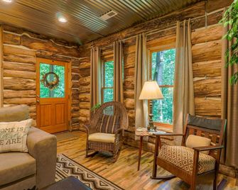 Tranquil retreat - Flat Rock - Living room