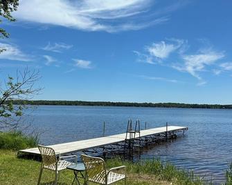 Hidden Gem! 2-bedroom cabin outside of Crivitz on Lake Noquebay - Wausaukee