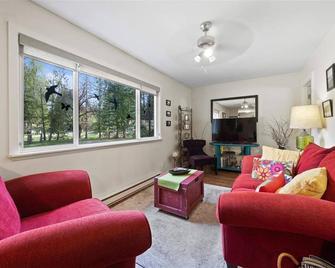 Cozy Private Cottage Near Lake! - Scotch Creek - Sala de estar
