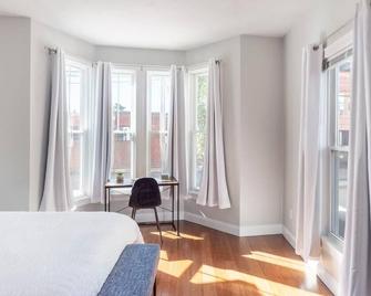 Jennifer's Walkable Private Apartment Getaway with Relaxing Deck - Providence - Bedroom