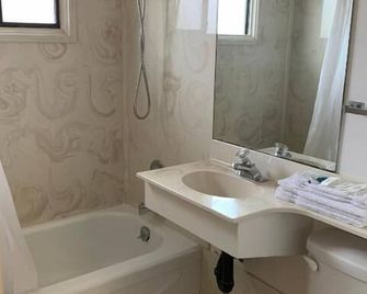Swiss Sunset Inn - Penticton - Baño