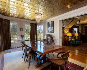 Classic Victorian Elegance - close to all - Bellport - Dining room