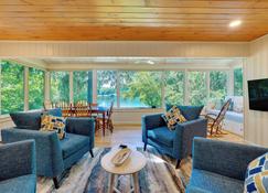 Lakefront Brewster Vacation Rental with Private Dock - Brewster - Living room