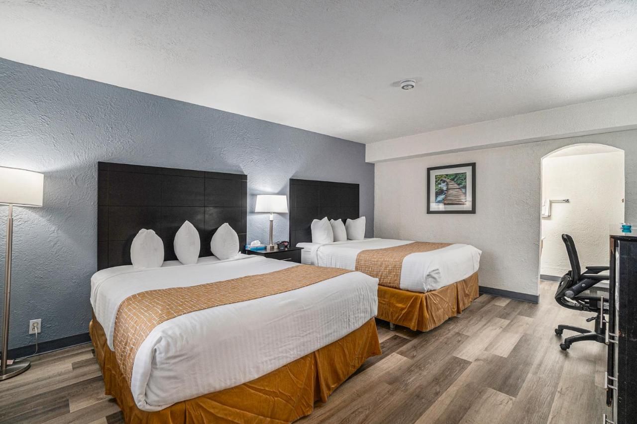 Travelodge by Wyndham Traverse City MI thumbnail 2