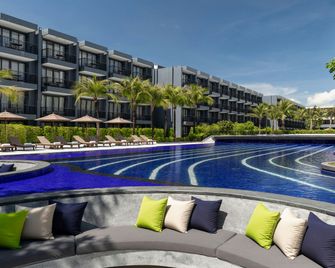 Courtyard by Marriott Phuket Chalong Bay Resort - Chalong - Zwembad