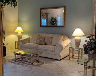Beautiful Pembroke Pines Private Gated Golf Course 3/2 with garage & Utilities. - Pembroke Pines - Living room