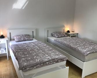 Rooms In City Center With A Castle View - Pettau - Schlafzimmer