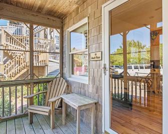 CV3A: South Point A -Spacious two-story 1 bedroom villa! - Ocracoke - Balcón