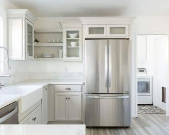 A gorgeous home near downtown Napa - Napa - Cocina