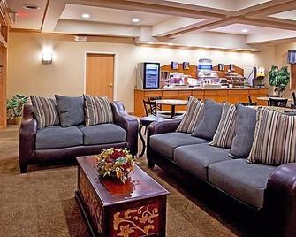 Holiday Inn Express & Suites Chesterfield - Selfridge Area - Chesterfield - Living room