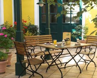 Oldtimer Motorhotel Guntramsdorf - Guntramsdorf - Innenhof