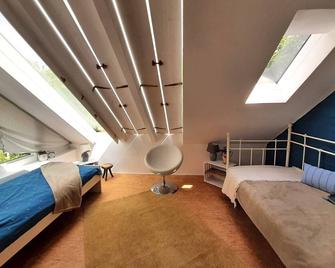 Lovely apartment in Roes with a terrace - Roes - Habitación