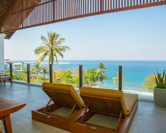 Rajavilla Lombok Resort - Seaside Serenity - Senggigi - מרפסת