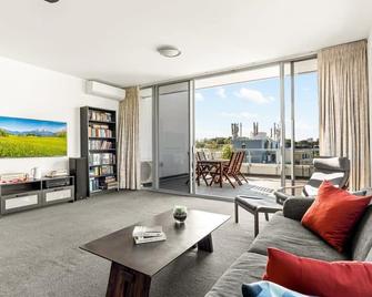 Spacious 2-Bed with Two Balconies with City Views - Sídney - Sala de estar