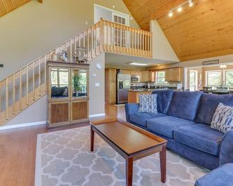 Lakehouse with covered dock, slide, and outdoor kitchen! Close to I-75, trails. - Caryville - Living room