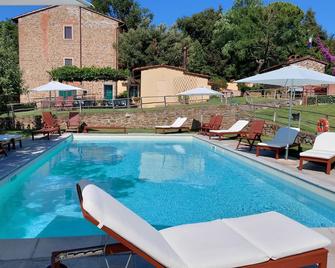 Cosy apartment in a typical farmhouse minutes to Florence, pool, views, relax. - Scandicci - Zwembad