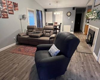 Amazing Location In Downtown Bentonville. Biking Hq. Access To Trails And Square - Bentonville - Living room