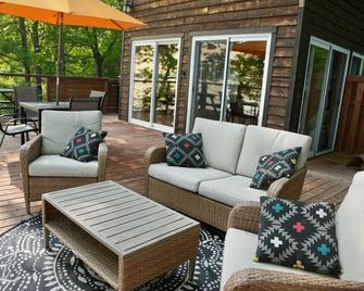 Waterfront Retreat Near Coulonge Falls with Sauna - Fort-Coulonge - Patio