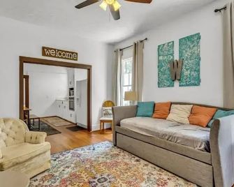 Charming 100-year-old duplex in Historic District - Columbus - Living room