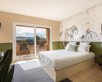 Hôtel La Perna - Pernes-les-Fontaines - Schlafzimmer