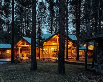Private Luxury Riverfront Lodge And Cabins On The Bitterroot River - Hamilton - Building