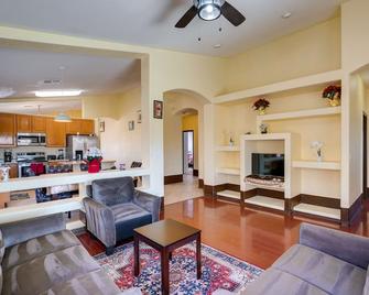 7 Mi to Chase Field Phoenix Home with Patio! - Phoenix - Living room