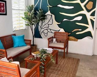 Vieques Tropical Guest House - Vieques - Olohuone