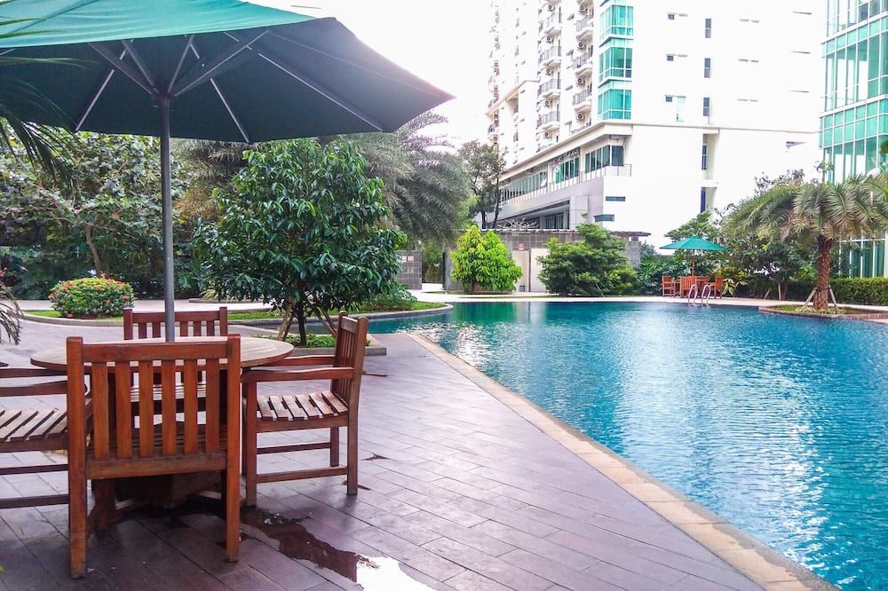 City View 1BR Apartment at Woodland Park Residence By Travelio - ג'קרטה - בריכה