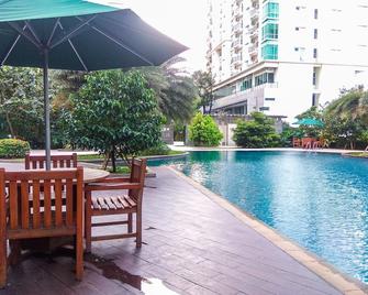 City View 1BR Apartment at Woodland Park Residence By Travelio - Jakarta - Pool
