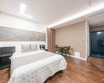 Major Hotel 2 - Jeju City - Bedroom