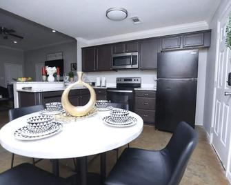 Upscale Peaceful Fun House w/ Deck- 2 Min walk to Grambling Campus - Grambling - Kitchen