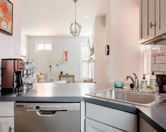 Family Fun In Lafayette Square / Abodebucks - St. Louis - Kitchen