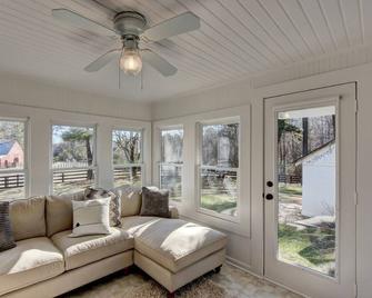 Ranch House in Milton, GA - Milton - Living room