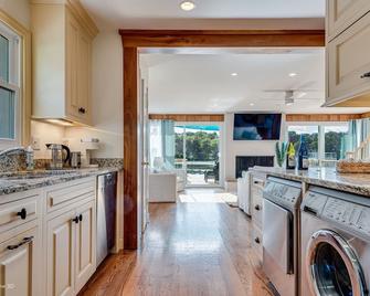 The River House/Stunning Riverfront/Scenic Views/Water Sports/Steps to Marina - Algonquin - Cocina