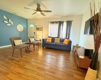 3 BR 2 BA 4 bed Charming Home in Downtown Brownsville, near Zoo - Brownsville - Living room