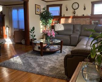 West Oakland Home Minutes From San Francisco Flexible Cancellation ! - 오클랜드 - 거실
