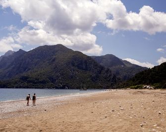 Blue & White Hotel - Чіралі - Пляж