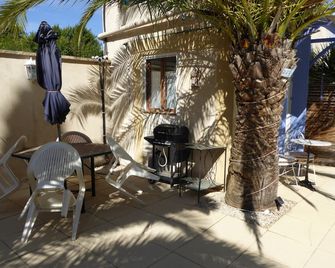 Adults only Apartment beside pool with Air Conditioning - Rognonas - Patio