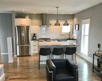 Renting For Fall And Ski Season One Block Downtown Harbor And Restaurants - Charlevoix - Kitchen